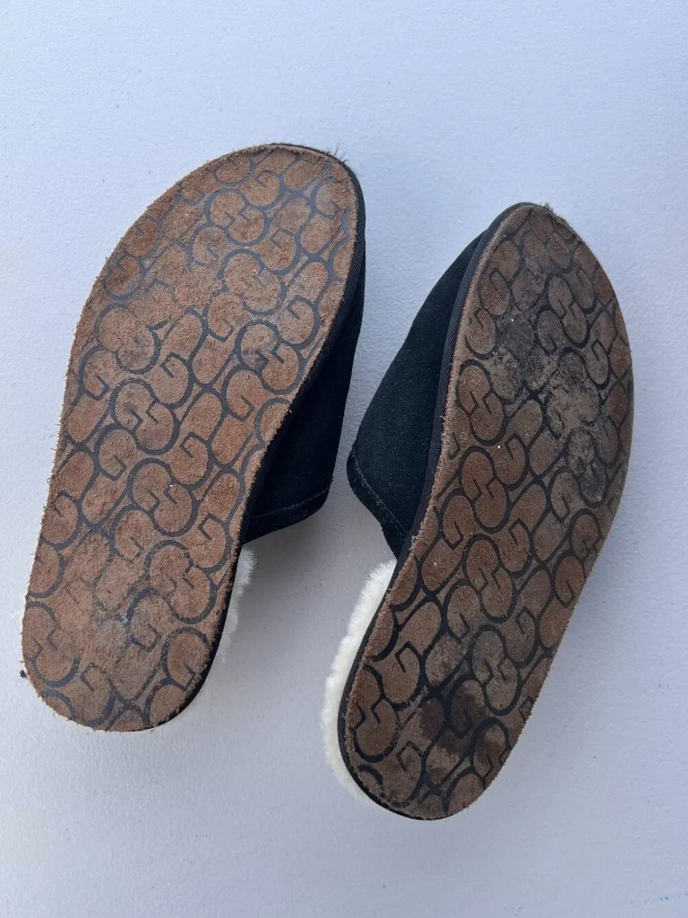 UGG Men's Scuff Slippers Black Suede Sheepskin Lined Cozy House Shoes Size 11